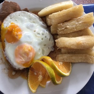 bistec al caballo con yucas fritas