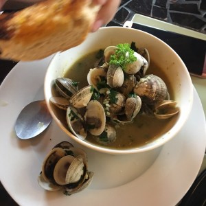almejas al ajillo