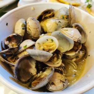 Almejas al ajillo
