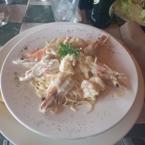 Pasta con langostinos en salsa blanca