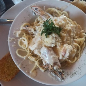Pasta con camarones en salsa blanca