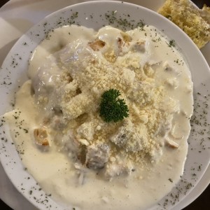 Pasta con pollo en salsa blanca