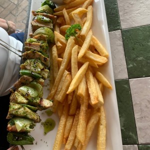 pinchos de pollo con papas fritas