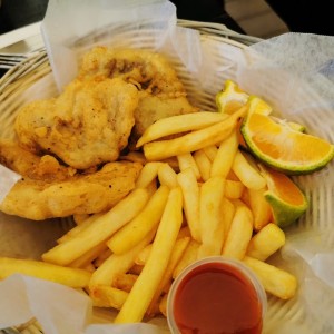 Filete de pescado con papas francesas 