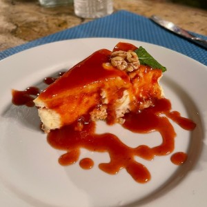 Cheesecake con costra de pepita y salsa de guayaba