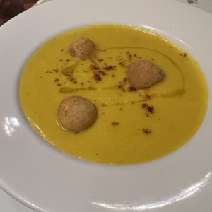 Crema de vegetales con croquetas de yuca rellenas de queso