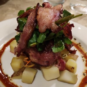 Tournedo con tocino, berro tibio, vegetales al hilo y papitas