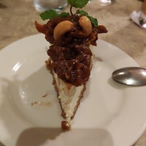 Cheesecake con costra de pepita y salsa de guayaba
