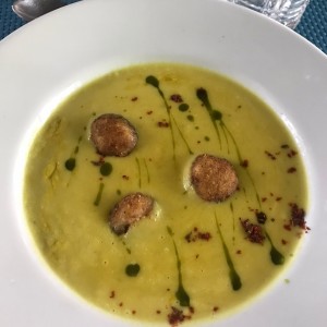 Crema de vegetales con croquetas de yuca rellenas de queso