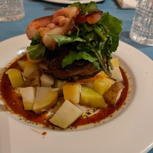 Tournedo con tocino, berro tibio, vegetales al hilo y papitas