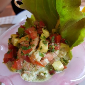 Coctel de camarones con aguacate, cilantro y tomate