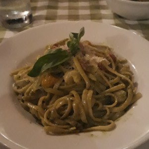 Linguini al pesto con salsa de albahaca