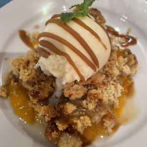 Dulce de manzana crocante, helado de vainilla y salsa de caramelo