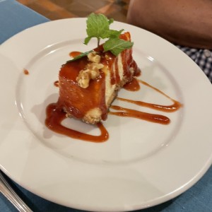 Cheesecake con costra de pepita y salsa de guayaba