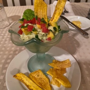 Coctel de camarones con aguacate, cilantro y tomate