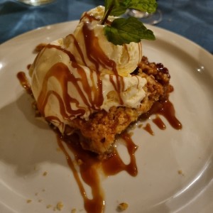 Dulce de manzana crocante, helado de vainilla y salsa de caramelo