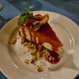 Cheesecake con costra de pepita y salsa de guayaba