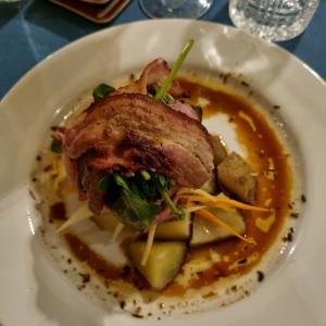 Tournedo con tocino, berro tibio, vegetales al hilo y papitas