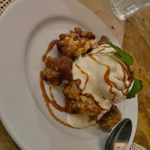 Dulce de manzana crocante, helado de vainilla y salsa de caramelo