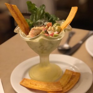 Coctel de camarones con aguacate, cilantro y tomate