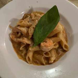 Pasta con camarones, langosta y champiniones