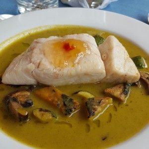 Corvina en salsa de curry verde