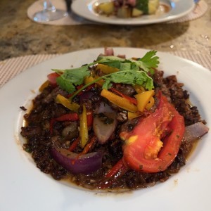 Filete Salteado con vegetales y Arroz con frijoles chiricanos y tocino ahumado
