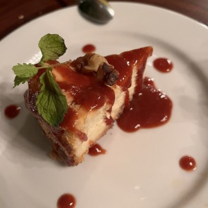 Cheesecake con costra de pepita y salsa de guayaba