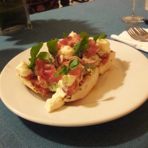 Bruschetta con tomates cherry, ricotta ahumada, brotes de berro y prosciutto (opcional)