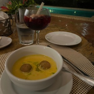 Crema de vegetales con croquetas de yuca rellenas de queso