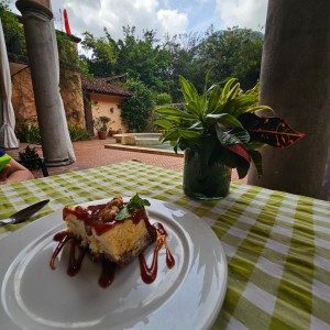 Cheesecake en costra depecanas y Salsa De guayaba