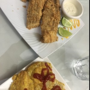 Filete de Pollo Apanado con Patacones
