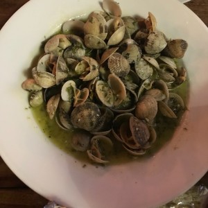 almejas al ajillo