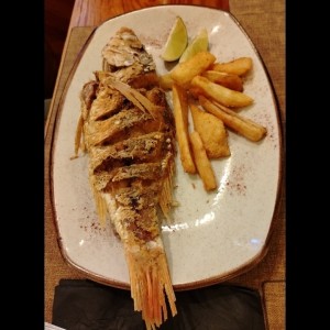 PLATOS FUERTES - PARGO ROJO FRITO
