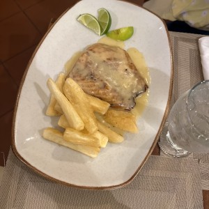 PLATOS FUERTES - FILETE DE CORVINA A LA MANTEQUILLA 