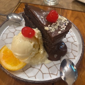 Torta de chocolate con helado de vainilla 