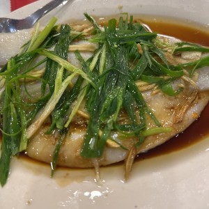 Corvina al vapor con jengibre