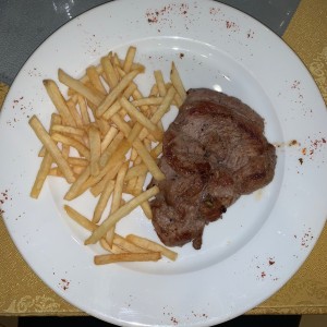 Filete de res a la plancha con papas fritas 