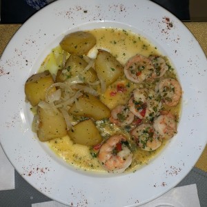 Langostinos al ajillo con papas salteadas 