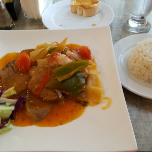 Lengua y arroz blanco