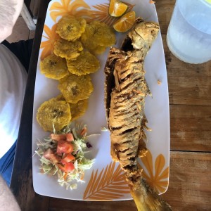 Pescado frito con patacones