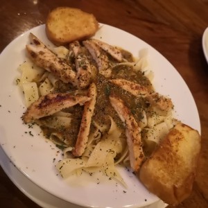 Especial del dia fetuccini con pollo