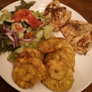 filete de pollo con patacones y ensalada