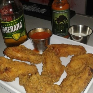 wings con salsa spicy garlic y un toque de picante chupacabra lo maximo