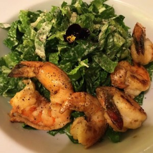 ensalada cesar con camarones