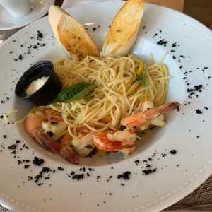 Spaguettis con langostinos.