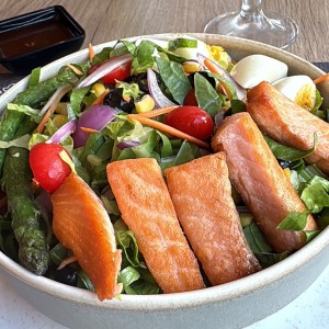 ENSALADA CAESAR CON SALMON
