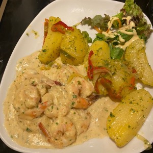 Camarones en salsa blanca con papas salteadas