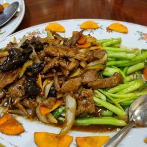 Carne con hojas de mostaza