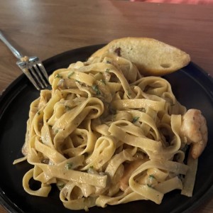 Pasta al oleo con camarones y Calabacín